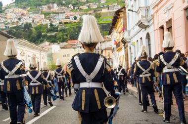 Quito, Ekvator - 09 Aralık 2016: İnsanlar kostümleri ile sokaklarda Quito, Ekvator bir geçit töreni sırasında yürüyen