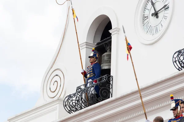 Quito, Ecuador - October 27, 2015:An unidentified man over the balcony of the Presidential palace during the weekly changing of the guards — Stock Photo, Image