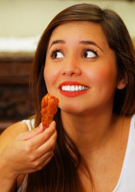 Güzellik kadını kafede kadar lezzetli hamburger bir başparmak ile onaylama