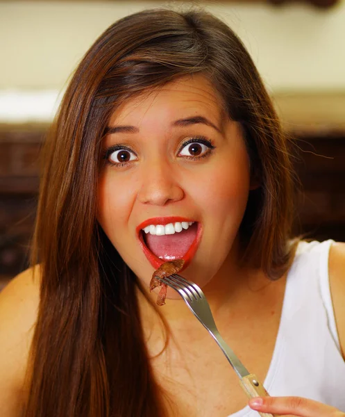 Close up van een schoonheid vrouw in een restaurant een heerlijk vlees eten — Stockfoto