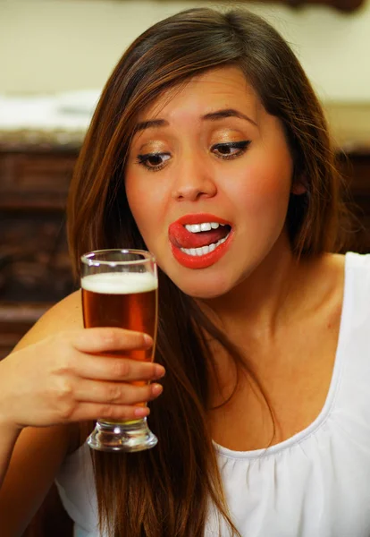 Ομορφιά γυναίκα σε ένα μπαρ κρατώντας ένα γευστικό μπύρα — Φωτογραφία Αρχείου