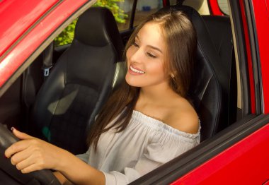 Prrety kadın gülümsüyor süre onun kırmızı araba sürüş