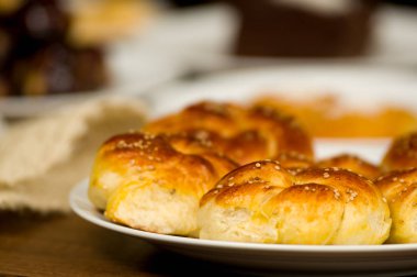 Lezzetli Akdeniz Kahvaltı, ahşap arka plan üzerinde bir tablo taze ekmek yakın çekim