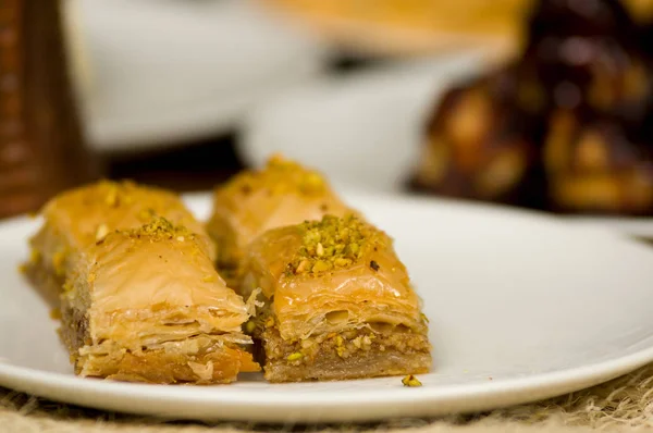 Close up of a delicious traditional turkish food baklava with pistachio — Stock Photo, Image