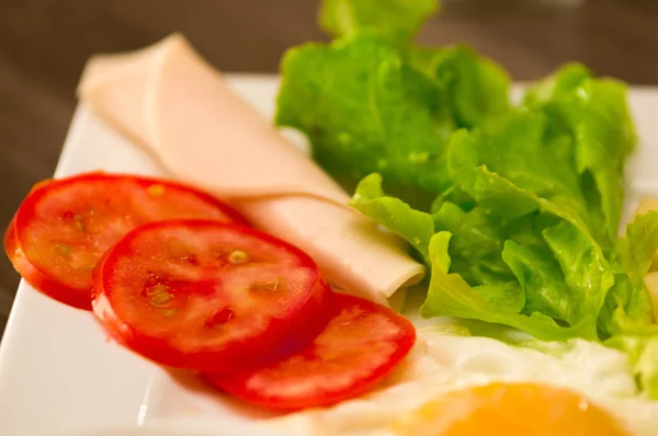 卵、レタス、ハム トマト、木製テーブルの上においしい新鮮な地中海のお昼のクローズ アップ — ストック写真