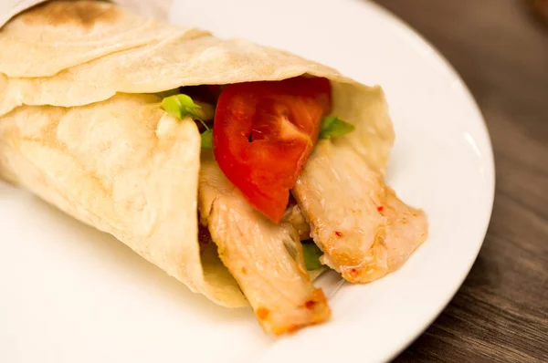 肉と野菜のサンドイッチを圧延おいしい shawarma — ストック写真