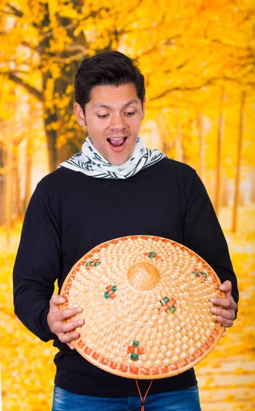 在秋天背景举行亚洲圆锥形的帽子一个英俊年轻的西班牙裔商业男人的肖像 — 图库照片