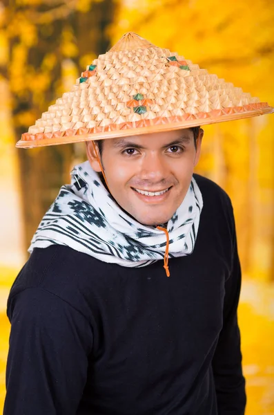 秋のバック グラウンドでアジアの円錐形の帽子を着ているハンサムなヒスパニック系の若いビジネス男の肖像 — ストック写真