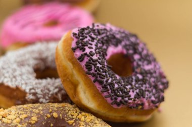 Çikolata, çikolata ve fıstık çeşitli lezzetli donuts sırlı