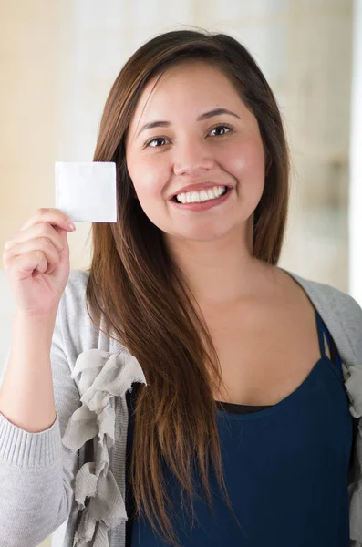 Joven chica hermosa sosteniendo un condón, protección, concepto de sexo seguro. Protección contra el SIDA y anticonceptivos —  Fotos de Stock