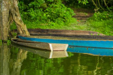 Eski mavi sakin göl su ahşap tekne Balık tutma