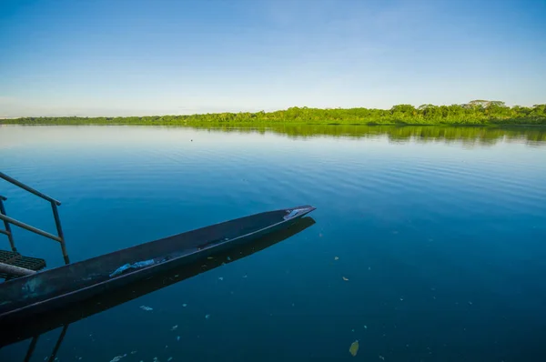 Antiguo barco de pesca de madera en un tranquilo lago de agua — Foto de Stock