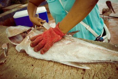 Midsection balıklar masada Dilimleme balıkçı