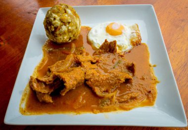 Bolon de verde sahanda yumurta ve et güveç Ekvador gıda galapagos
