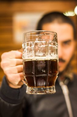 Adam dolding koyu bir bira lezzetli zanaat bira içki Brew alkol kutlamak