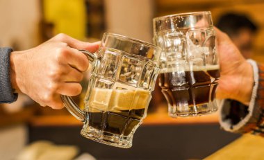 Mutlu erkek arkadaş barda bira bardağı ile sorun