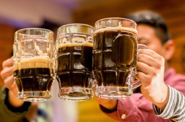 Mutlu bir erkek arkadaş barda bira bardağı ile tungur yakın çekim