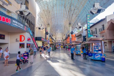 Las Vegas, Nv - 21 Kasım 2016: ünlü Fremont Street, Nevada yürüyen bir kimliği belirsiz kişi. Las Vegas'ın ikinci en ünlü caddesi sokağım