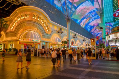 Las Vegas, Nv - 21 Kasım 2016: bir ışık gösterisi ile ünlü Fremont Street, Nevada, adlı bir kimliği belirsiz insanlar. Las Vegas'ın ikinci en ünlü sokak sokaktır. Fremont Sokağı 
