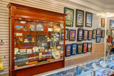 Las Vegas, Nv - 21 Kasım 2016: nakit Amerika süper piyon Shop kayıt içinde yürüyen bir Tanımlanamayan kişi