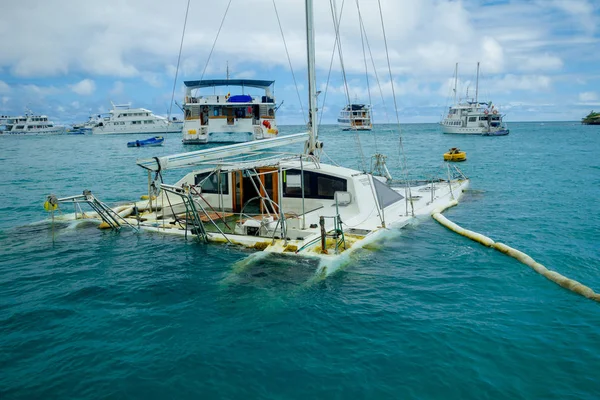 Versenktes Segelboot in Galapagos in einem wunderschönen blauen Wasser — Stockfoto