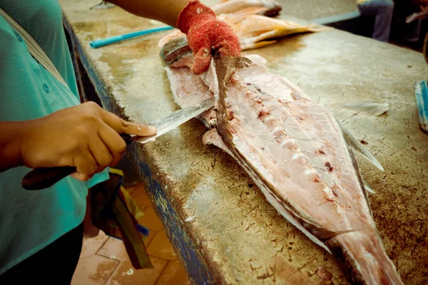 Mittelteil der Fischer, die Fische am Tisch aufschneiden — Stockfoto