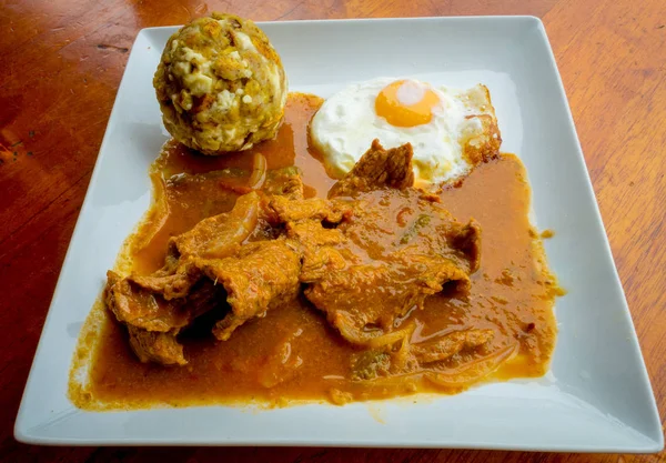 Bolon de verde con huevos fritos y estofado de carne comida ecuatoriana galápagos —  Fotos de Stock