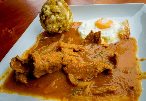 달걀 프라이와 고기 스튜 에콰도르 음식 갈라파고스 Bolon 데 베르데 — 스톡 사진