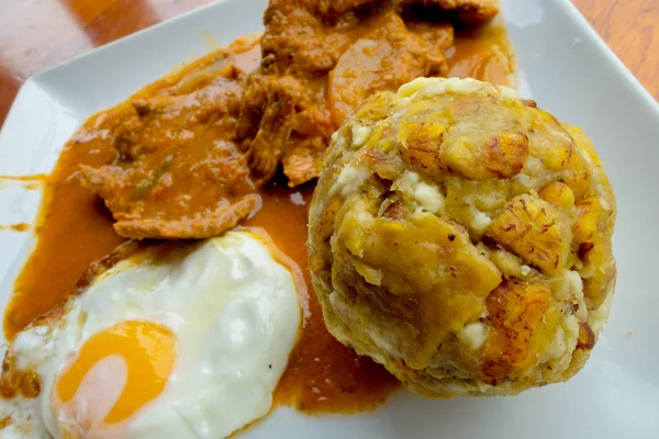 Bolon de verde con huevos fritos y estofado de carne comida ecuatoriana galápagos — Foto de Stock