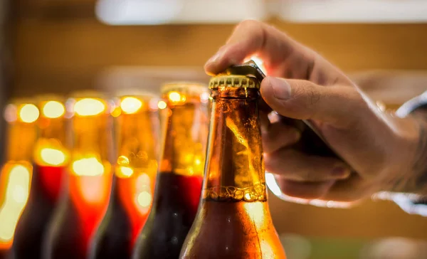 Garrafas molhadas de cerveja artesanal no fundo embaçado — Fotografia de Stock