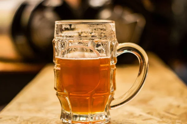 Close up de uma cerveja artesanal loira preenchida em um copo de cerveja na mesa de madeira — Fotografia de Stock