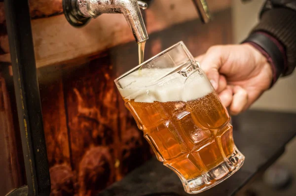 Barman enchendo-se com uma cerveja artesanal loira em um copo de cerveja — Fotografia de Stock