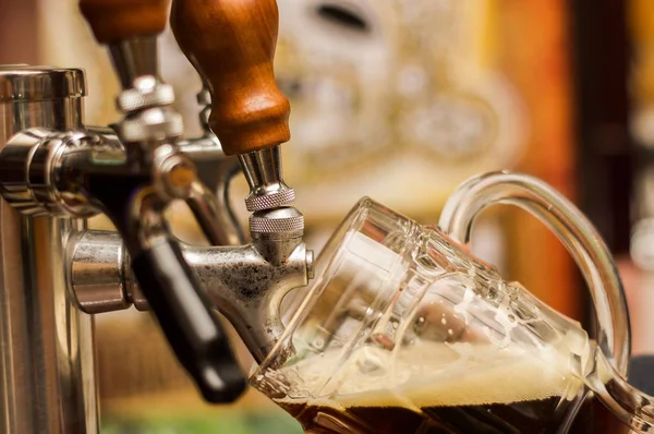 Barman remplir une sombre avec de la bière artisanale une pinte de verre — Photo