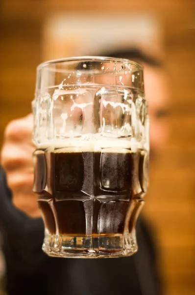 Close-up de um homem que dolding uma cerveja escura, deliciosa cerveja artesanal Bebida Álcool Celebrar — Fotografia de Stock