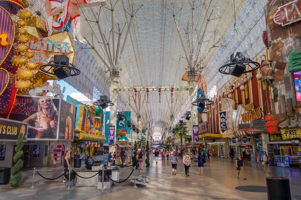 LAS VEGAS, NV - 21 DE NOVIEMBRE DE 2016: Un pueblo no identificado caminando por la famosa Fremont Street, Nevada. La calle es la segunda calle más famosa de Las Vegas. Fremont Street data de 1905 — Foto de Stock