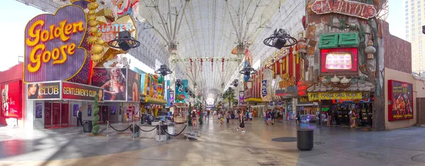 LAS VEGAS, NV - 21 NOVEMBRE 2016: Persone non identificate che camminano nella famosa Fremont Street, Nevada. La strada è la seconda strada più famosa di Las Vegas — Foto Stock