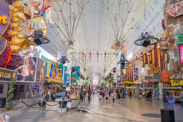 Las Vegas, Nv - November 21, 2016: Een niet-geïdentificeerde mensen lopen bij de beroemde Fremont Street, Nevada. De straat is de tweede meest beroemde straat in Las Vegas. Fremont Street dateert van 1905 — Stockfoto