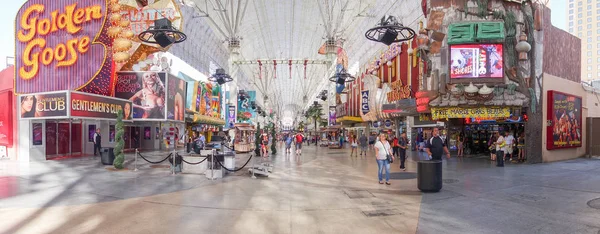 LAS VEGAS, NV - 21 DE NOVIEMBRE DE 2016: Un pueblo no identificado caminando por la famosa Fremont Street, Nevada. La calle es la segunda calle más famosa de Las Vegas — Foto de Stock