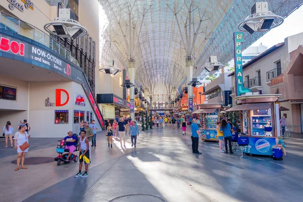 LAS VEGAS, NV - 21 DE NOVIEMBRE DE 2016: Un pueblo no identificado caminando por la famosa Fremont Street, Nevada. La calle es la segunda calle más famosa de Las Vegas — Foto de Stock