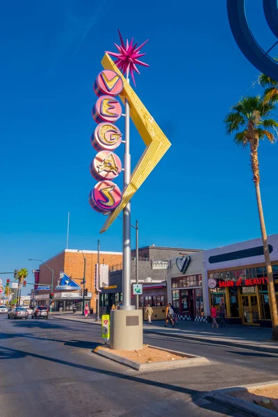 LAS VEGAS, NV - 21 NOVEMBRE 2016: Fremont Street con un segno vegas — Foto Stock