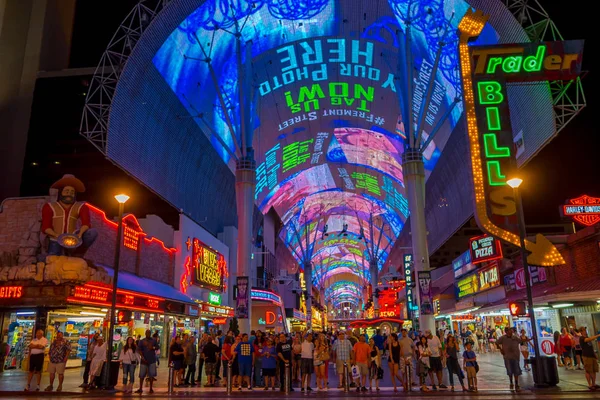 LAS VEGAS, NV - 21 DE NOVIEMBRE DE 2016: Un pueblo no identificado caminando por la famosa Fremont Street, Nevada, con un espectáculo de luces. La calle es la segunda calle más famosa de Las Vegas. Calle Fremont — Foto de Stock