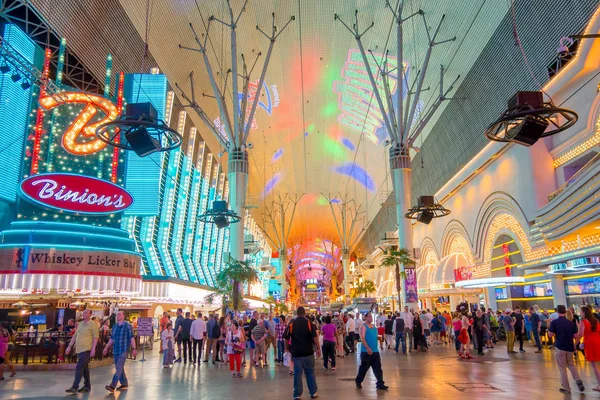 LAS VEGAS, NV - NOVEMBRO 21, 2016: Uma pessoa não identificada andando na famosa Fremont Street, Nevada, com um show de luzes. A rua é a segunda rua mais famosa de Las Vegas. Rua Fremont — Fotografia de Stock