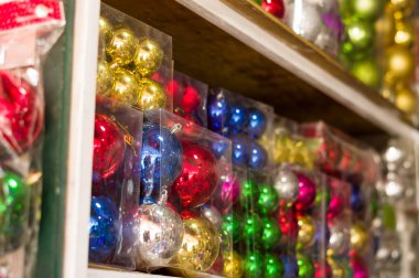 Güzel ve renkli Noel ağacı süsle bir pazarda