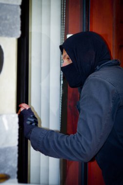 Hırsız eve girmeye çalışırken maske ile