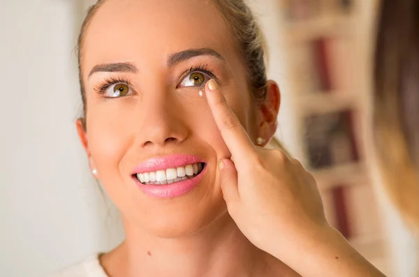 Mujer joven poniendo lentes de contacto en su ojo de cerca — Foto de Stock