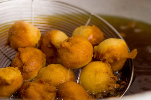 Beignets faits maison avec du sucre et ses ingrédients — Photo