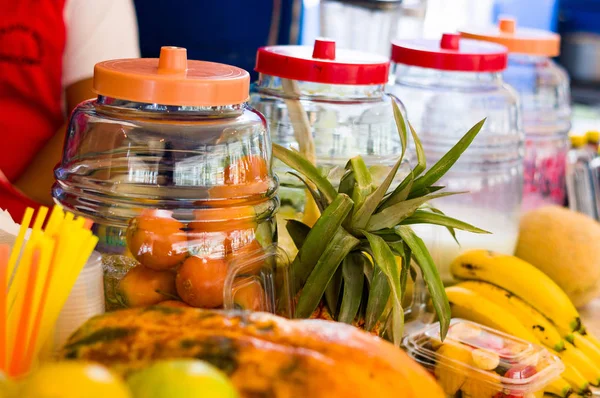 Frutta e verdura fresche all'interno di un barattolo di vetro sul mercato di domenica — Foto Stock