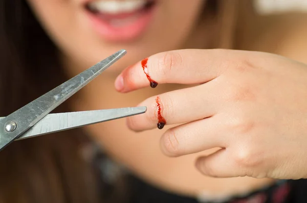 Nahaufnahme eines jungen Mädchens, das mit einer Schere einen abgeschnittenen Finger erlitt — Stockfoto