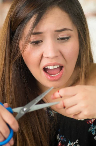 Screaming young girl suffered a cut finger with scissors — Stock Photo, Image