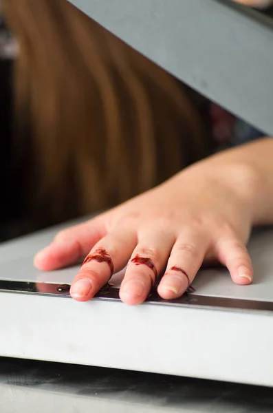 Dicht omhoog van een vrouw met behulp van een papiersnijder, een ongeluk gehad en haar vingers knippen — Stockfoto